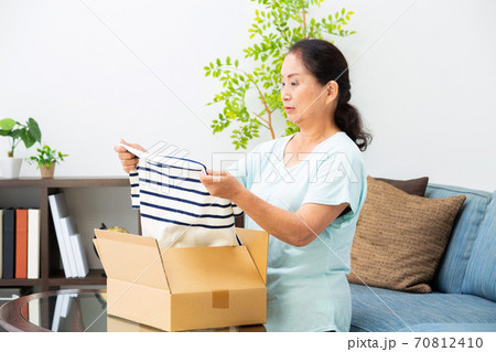 不良品が届いて困るシニア女性 70812410