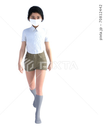 白バックの前で立つマスクをした少年 白バックの前で立つマスクをした少年 70812442