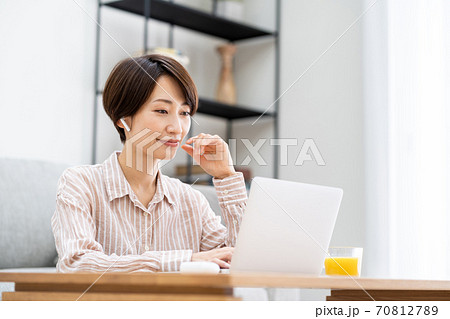 リビングでテレワーク中の女性。 リビングでテレワーク中の女性。 70812789
