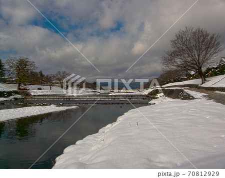 積雪の賀茂川遊歩道 70812929