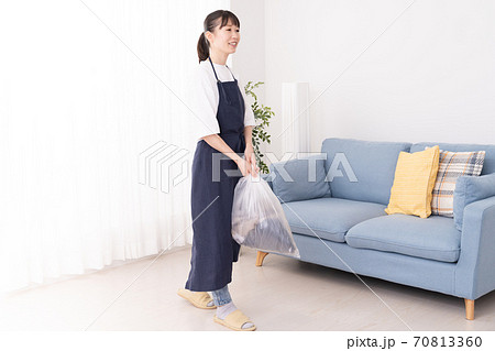 ゴミ袋を両手で持つ若い女性 ゴミ袋を両手で持つ若い女性 70813360