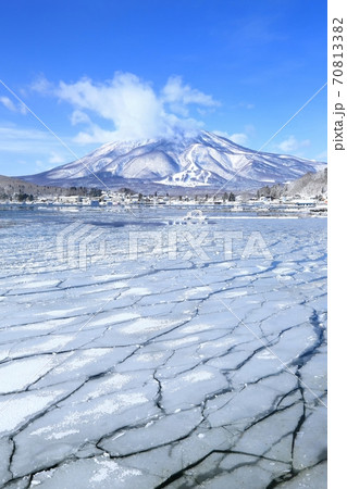 冬の野尻湖と黒姫山 70813382