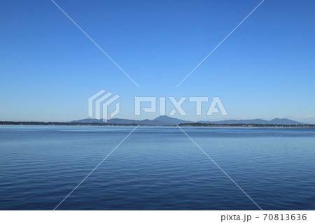 雲もなく風もな霞ヶ浦に浮かぶ筑波山 70813636