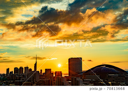 雲間から福岡を照らす夕暮れ 70813668