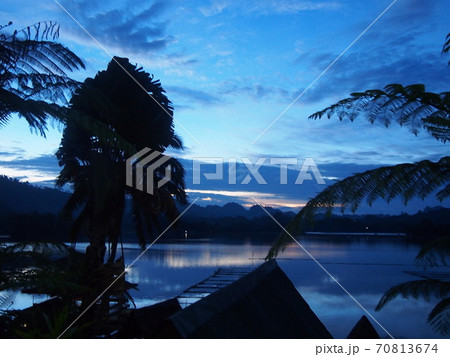 フィリピンのミンダナオ島のリゾート地、ジェネラルサントスの自然と夜の風景 70813674