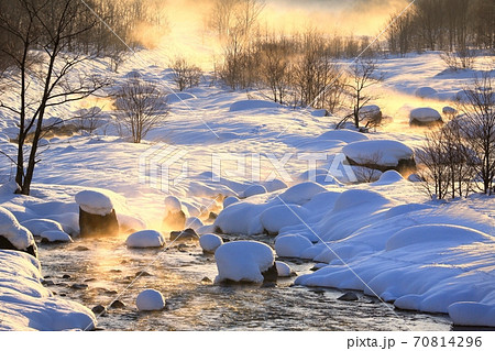 冬の松川と川霧 70814296