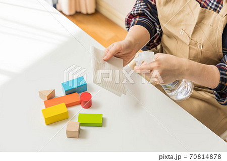 積み木を除菌する若い女性 積み木を除菌する若い女性 70814878