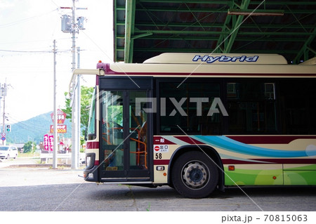 車庫で出発を待機するバス【滋賀県】 70815063