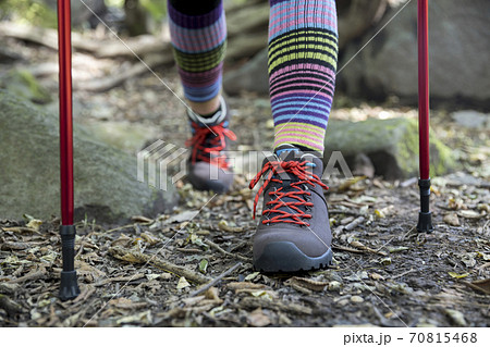 トレッキングイメージ　登山をする女性足元 70815468
