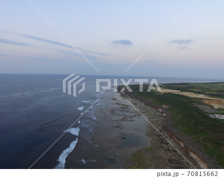 沖縄の海の朝〜ドローンで空撮(平和創造の森公園 付近/沖縄県糸満市字山城) 沖縄の海の朝〜ドローンで空撮(平和創造の森公園 付近/沖縄県糸満市字山城) 70815662