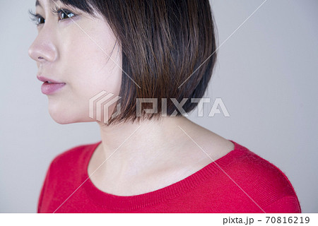 ヘアスタイル ショートボブの若い女性の写真素材