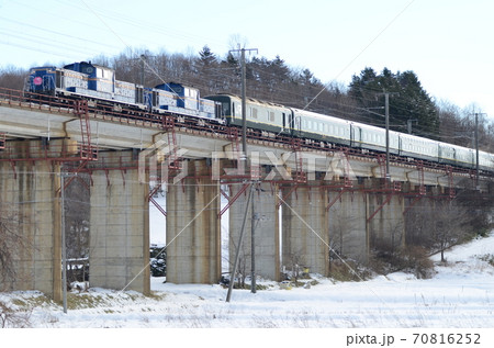終着駅札幌を目前にした最後の勾配区間を登り切った「トワイライトエクスプレス」 70816252
