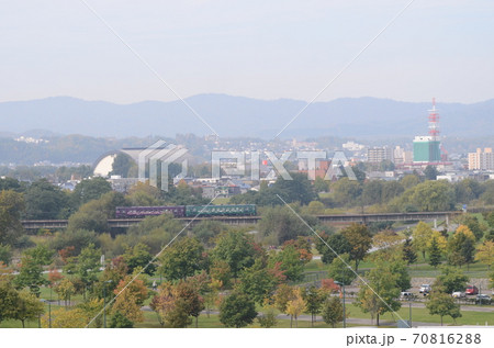 忠別川を渡る「富良野線全線開通120周年記念」団体臨時列車 忠別川を渡る「富良野線全線開通120周年記念」団体臨時列車 70816288