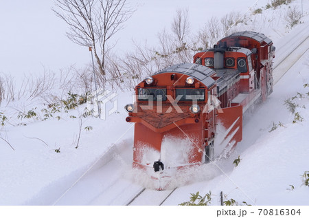 軽やかに雪掻きするラッセル車 軽やかに雪掻きするラッセル車 70816304