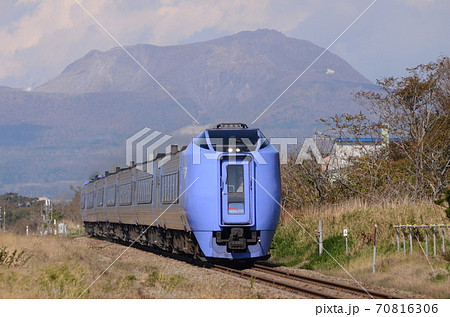 有珠山をバックに稀府駅に入る「スーパー北斗」 70816306