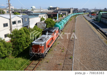 貨物専用線を石油基地へ向かう貨物列車 70816363