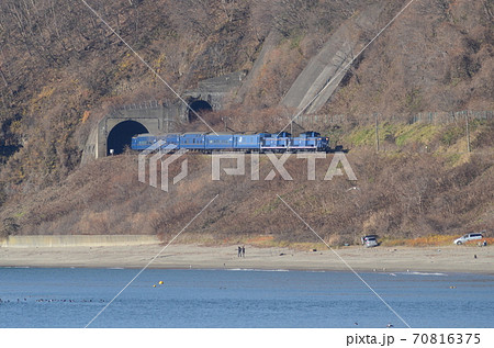 内浦湾沿いのトンネルを飛び出して来る「北斗星」 70816375