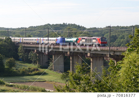 「スーパーおおぞら」とすれ違う石油輸送列車 「スーパーおおぞら」とすれ違う石油輸送列車 70816377