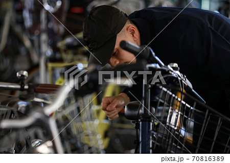 自転車を物色する男 70816389