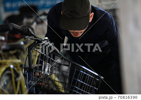 自転車を物色する男 70816390