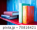 カラフルな色の本棚のオブジェ 70816421