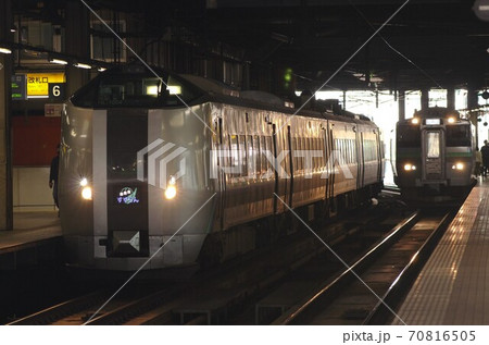 札幌駅で出発を待つ「すずらん」と普通列車 70816505