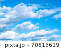 冬の青空に浮かんだモクモクと躍動的な雲 70816619