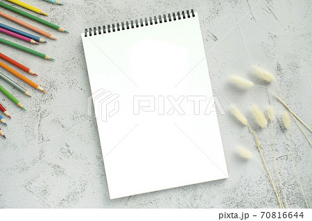 ノート 鉛筆 スケッチブック 70816644