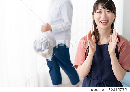 夫にゴミ出しをお願いする若い主婦 70816736