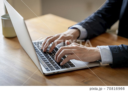 ノートパソコンで作業をする男性の手元 70816966