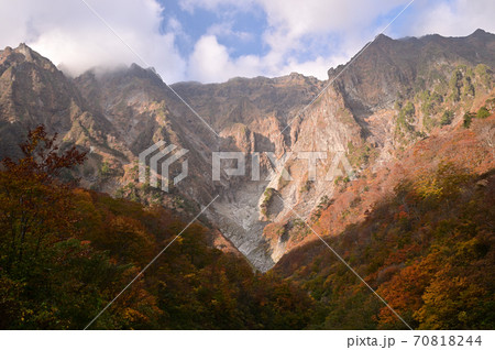 紅葉の谷川岳 70818244