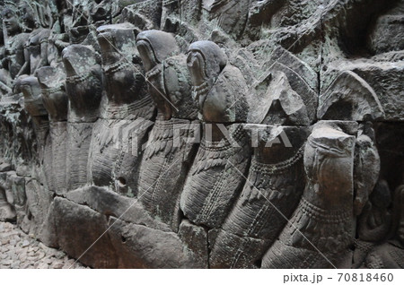 カンボジア、アンコールトム、ライ王のテラスのレリーフ、ナーガ（蛇神） 70818460