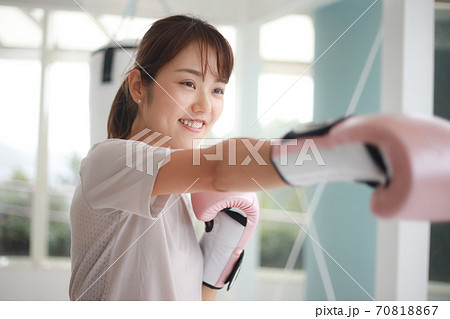ミット打ちをする女性 70818867