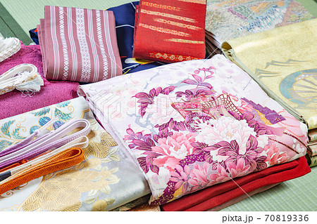 畳んだ振袖や袋帯や半幅帯 70819336