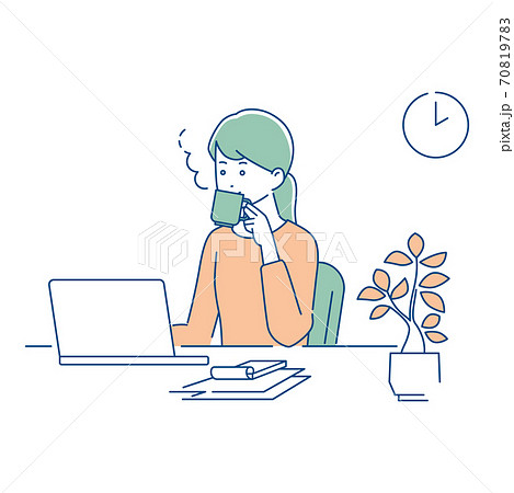 リモートワーク／飲み物を飲んでひと休みする女性／3色 70819783