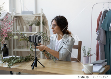 Female florist shoot floral decorations tutorial on cellphone Female florist shoot floral decorations tutorial on cellphone 70820392