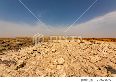 エチオピアのダナキル砂漠ツアーで ダロール火山への道中で見た 白い岩の広がる不思議な風景と青空の写真素材