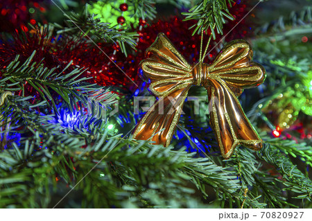 Beautiful christmas tree with decorative chritmas toys Beautiful christmas tree with decorative chritmas toys 70820927