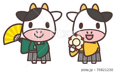 扇子と鼓を持つかわいい牛のキャラクターのイラスト素材