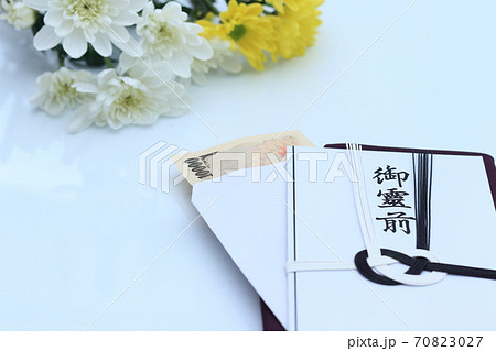 1万円が入った香典袋と菊 1万円が入った香典袋と菊 70823027