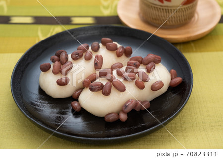 沖縄の月見団子 ふちゃぎとさんぴん茶 沖縄の月見団子 ふちゃぎとさんぴん茶 70823311