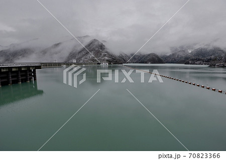 奥多摩湖小河内ダム、大雪が止み、小雨模様となって山肌からガスが沸き立つ 70823366