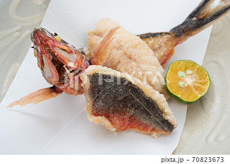 沖縄の県魚グルクンの唐揚げとシークワーサーの写真素材