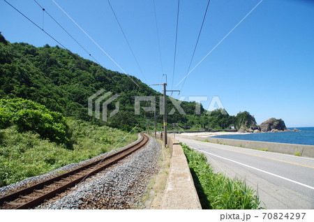 羽越本線　日本海沿いを走る線路 70824297