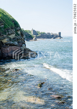 スコットランド郊外にあるセントアンドリュースの岩場の海岸と遠くに見えるセントアンドリュース城 スコットランド郊外にあるセントアンドリュースの岩場の海岸と遠くに見えるセントアンドリュース城 70825032