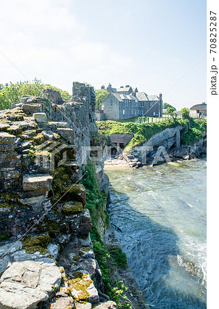 スコットランド郊外にあるセントアンドリュースの岩場の海岸脇に建てられたセントアンドリュース城 スコットランド郊外にあるセントアンドリュースの岩場の海岸脇に建てられたセントアンドリュース城 70825287