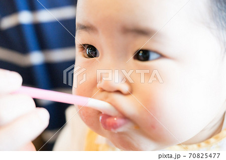 離乳食を食べる乳児 離乳食を食べる乳児 70825477