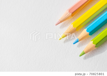 白いキャンバスと色鉛筆_2 70825801
