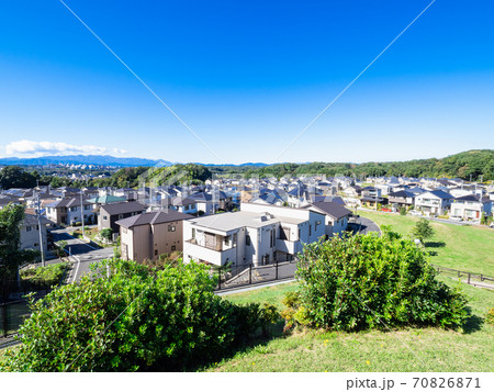 青空が広がる郊外の新興住宅街 東京の写真素材