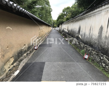土壁に挟まれたこじんまりした奈良の細道 70827255